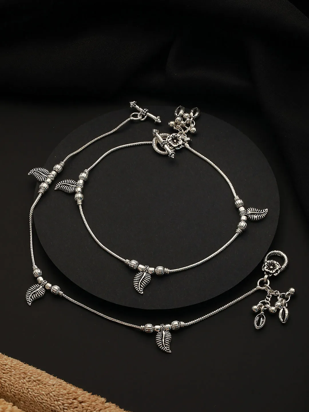 Set Of 2 Silver-Plated Leaf Shaped With Ghungroo Detail Anklets